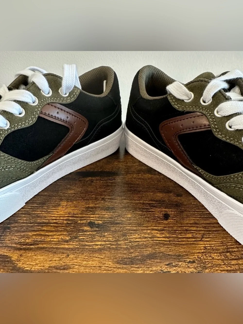 Airwalk Boys Harley Olive/Rust/Black Sneakers NWT Size Big Boys 6.5